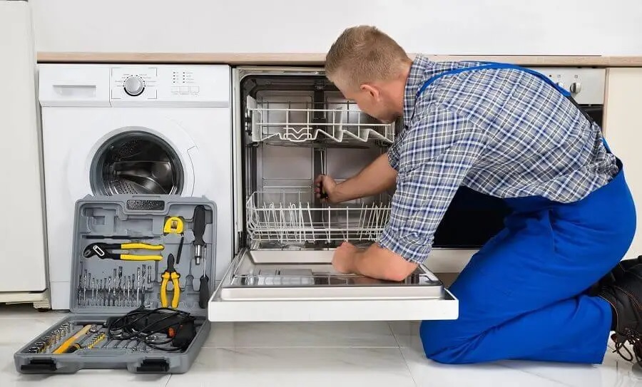 Arifiye Termodinamik servisi teknisyen ekibi beyaz eşya tamiri yaparken